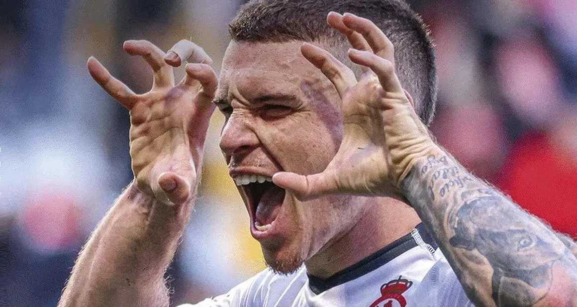 El técnico de la Cultural reacondiciona el planteamiento ante el Barakaldo con una apuesta ofensiva que mejora el juego interior al liberar a Luis Chacón, que abandona la banda para ocupar un rol clave en la columna vertebral del equipo. Fotos: Isaac Llamazares