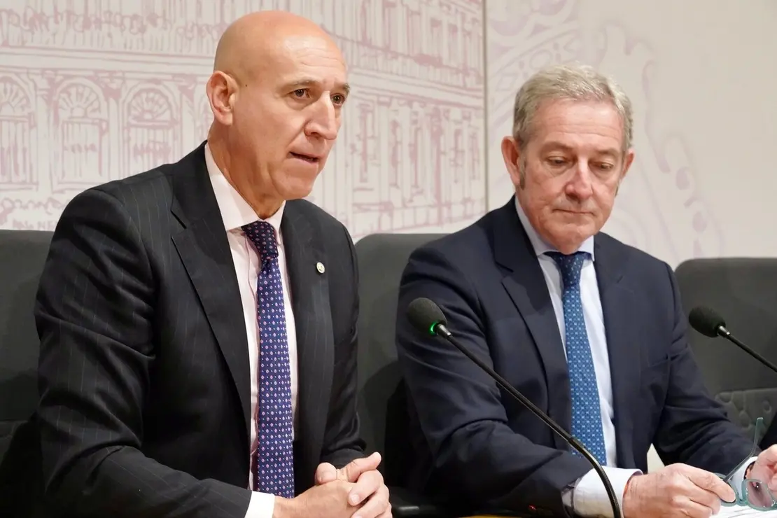 El alcalde de León, José Antonio Diez, y el presidente de la Cámara de Comercio, Javier Vega, presentan una nueva campaña de bonos al consumo