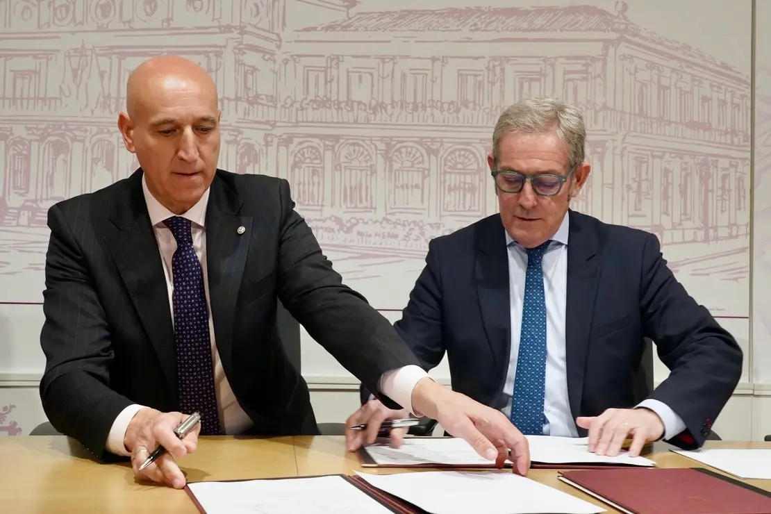 El alcalde de León, José Antonio Diez, y el presidente de la Cámara de Comercio, Javier Vega, presentan una nueva campaña de bonos al consumo