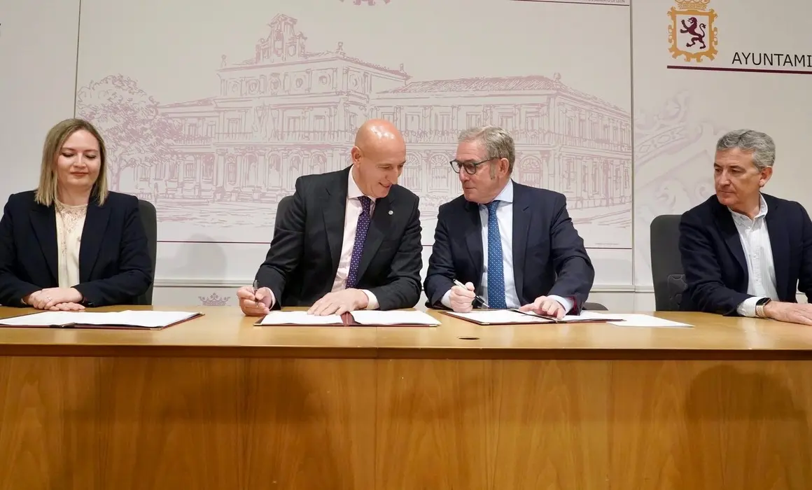 El alcalde de León, José Antonio Diez, y el presidente de la Cámara de Comercio, Javier Vega, presentan una nueva campaña de bonos al consumo