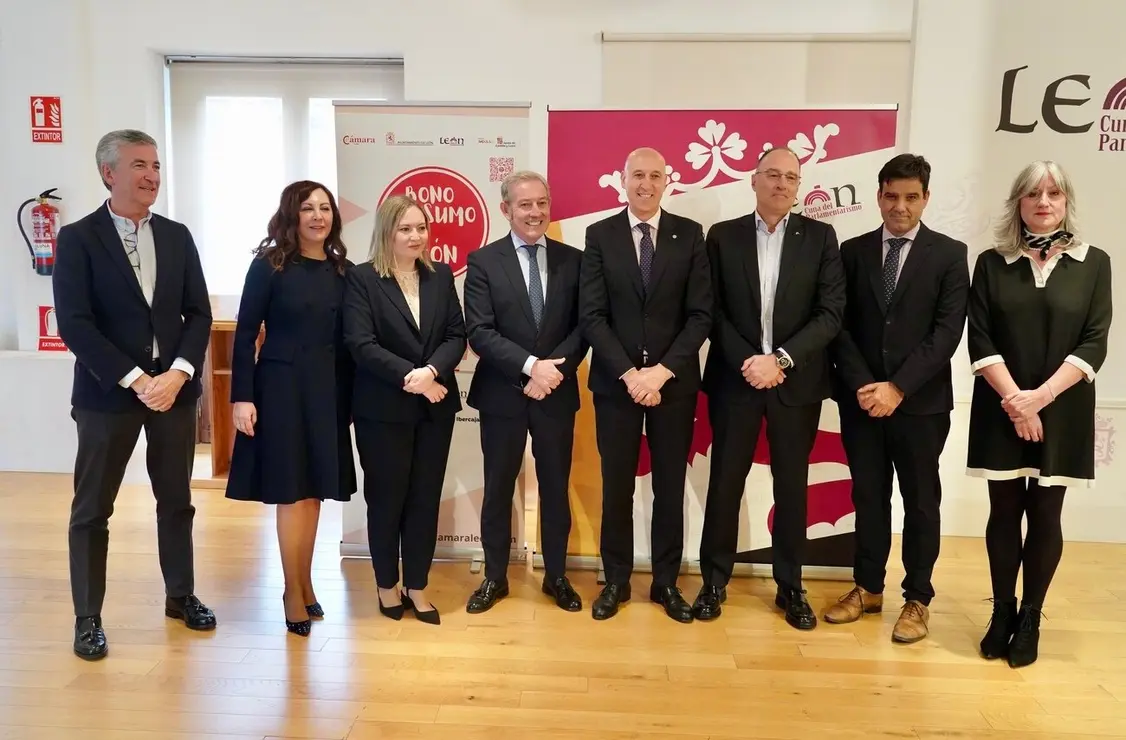 El alcalde de León, José Antonio Diez, y el presidente de la Cámara de Comercio, Javier Vega, presentan una nueva campaña de bonos al consumo