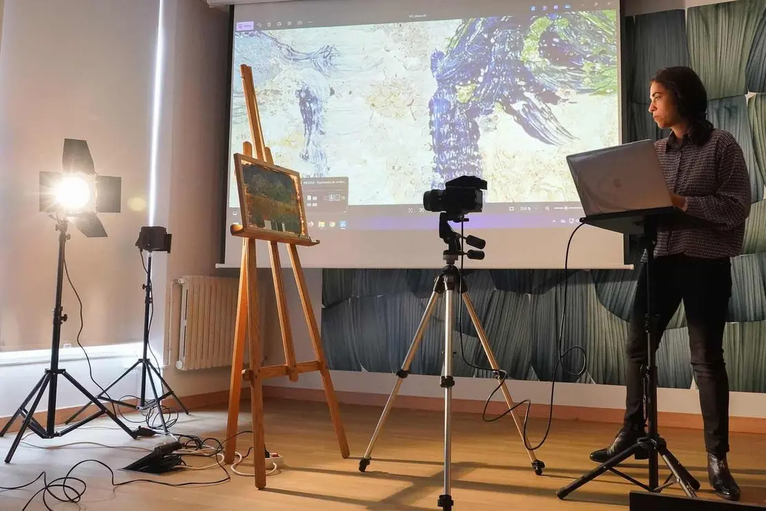 El Laboratorio Digital del Instituto de Humanismo y Tradición Clásica de la Universidad de León presenta un equipo fotográfico de alta resolución para el análisis de obras de arte y ofrece una demostración de su funcionamiento. Asisten la rectora, Nuria González, el vicerrector de Investigación y Transferencia, Santiago Gutiérrez, y el responsable del laboratorio digital del ITHC, Iván Rega. Fotos: Campillo