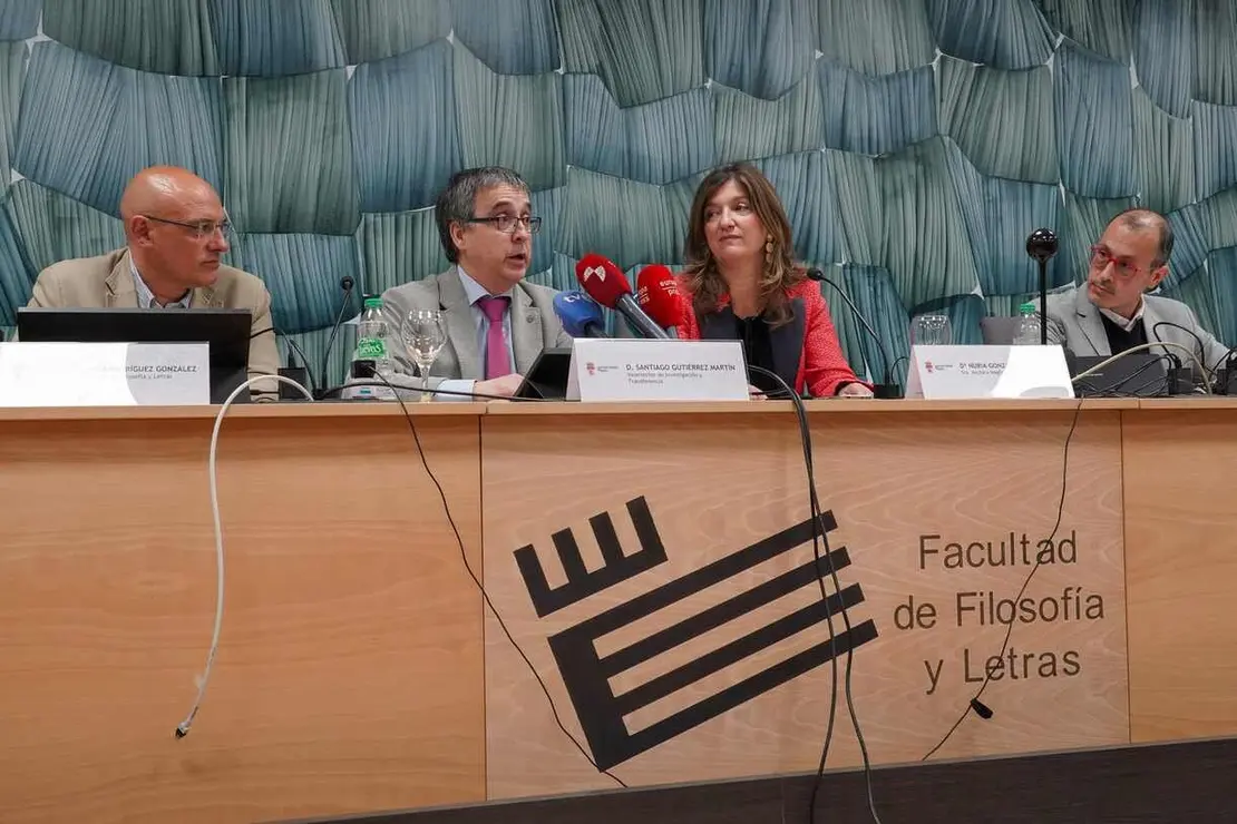 El Laboratorio Digital del Instituto de Humanismo y Tradición Clásica de la Universidad de León presenta un equipo fotográfico de alta resolución para el análisis de obras de arte. En la imagen (IaD), el decano de la Facultad de Filosofía y Letras, José Javier Rodríguez; el vicerrector de Investigación y Transferencia, Santiago Gutiérrez; la rectora, Nuria González y el responsable del Laboratorio Digital del Instituto de Humanismo y Tradición Clásica, Ivan Rega