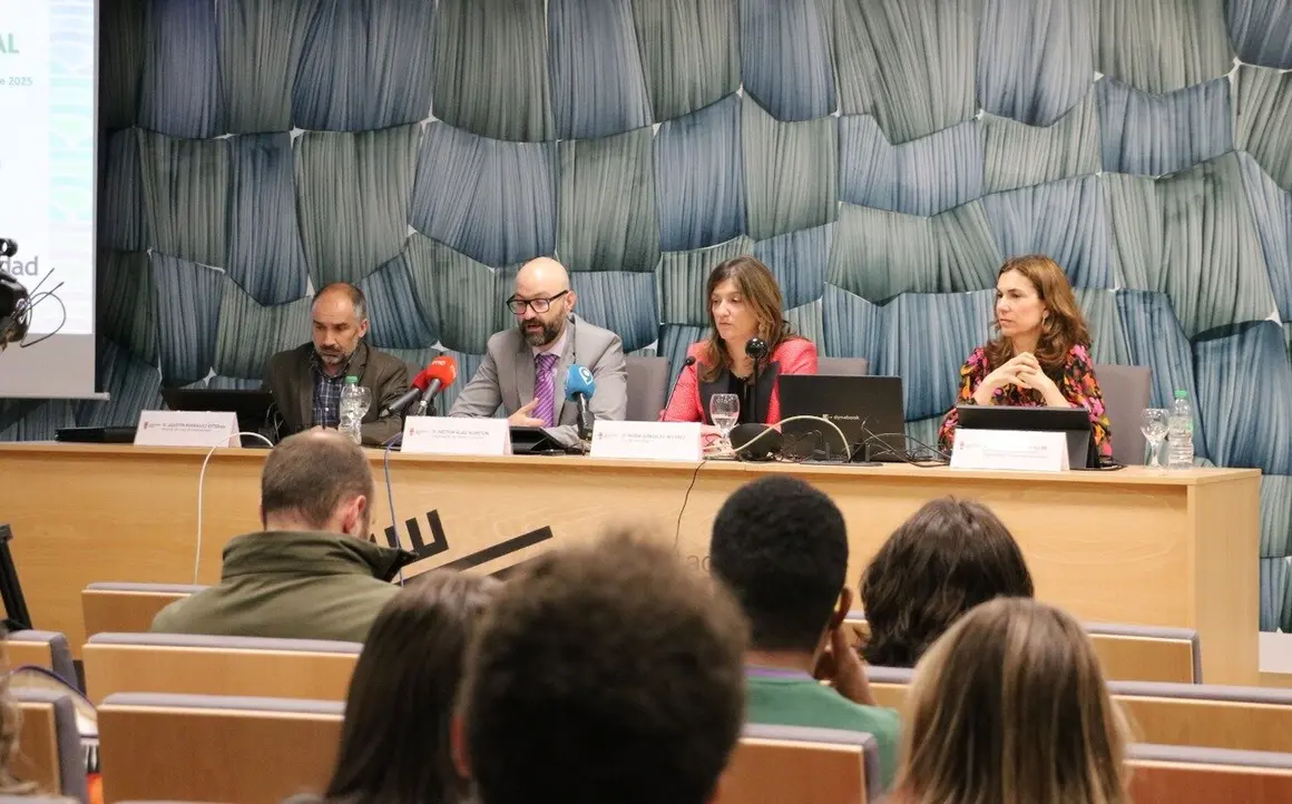 Presentación de la iniciativa por la rectora de la ULE Nuria González, y el subdelegado de Gobierno, Héctor Alaiz Moretón.