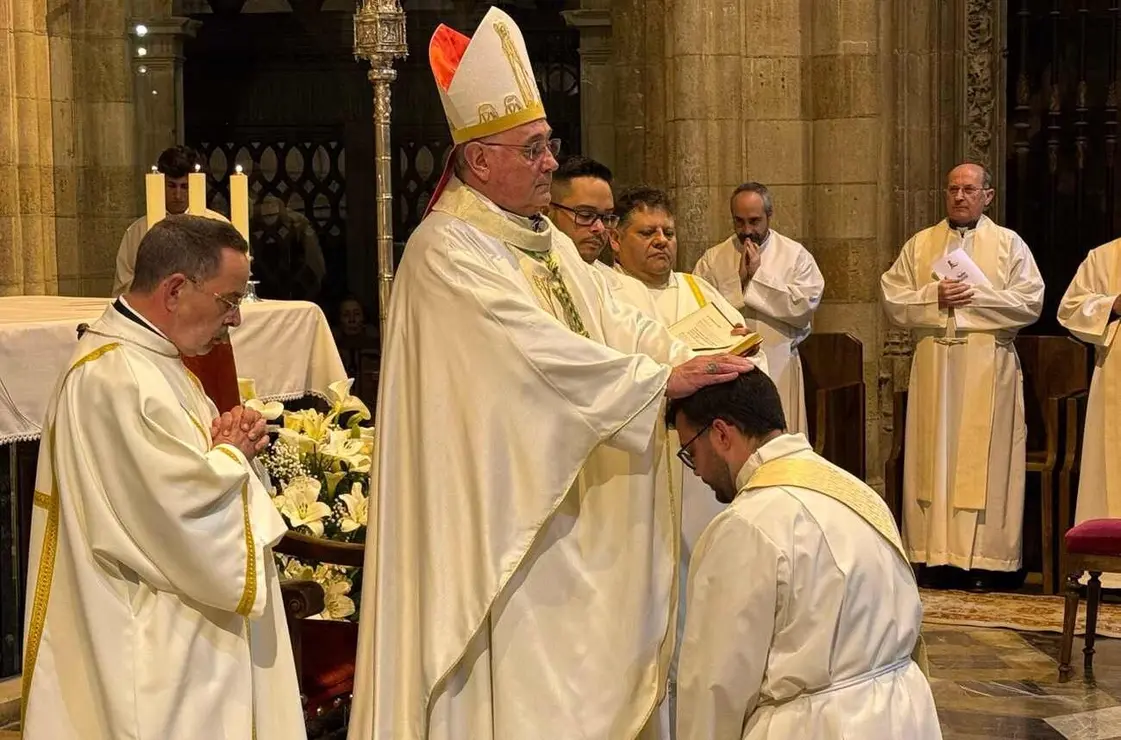 José Ramón Gago, nuevo sacerdote leonés: “El sí de hoy es para todos los días”. El joven de Cistierna fue ordenado en la Catedral de León el Día del Buen Pastor y celebrará su primera misa en su localidad natal el próximo 24 de mayo. Fotos: Obispado de León