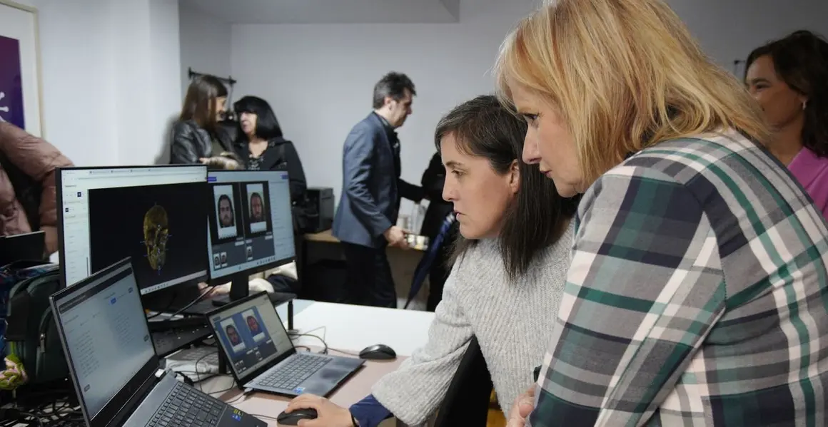 La consejera de Industria, Comercio y Empleo, Leticia García, durante su visita a la Cooperativa Panacea en Ponferrada