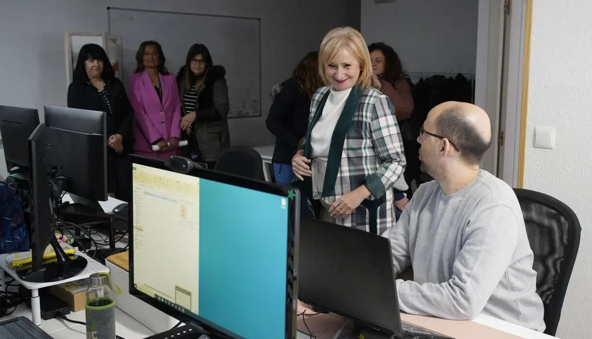 La consejera de Industria, Comercio y Empleo, Leticia García, durante su visita a la Cooperativa Panacea en Ponferrada. Foto: César Sánchez.