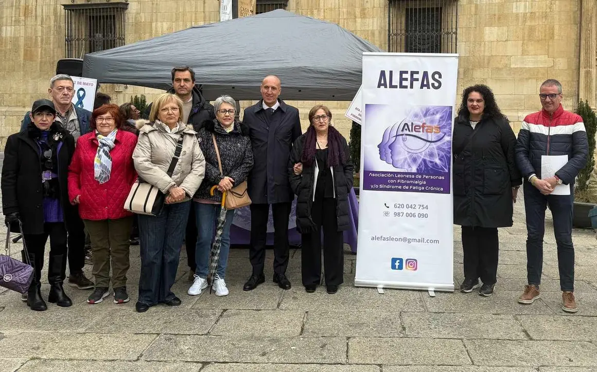 La asociación Alefas conmemoró este lunes el Día Mundial de la Fibromialgia y el Síndrome de Fatiga Crónica con una acción de sensibilización en pleno centro de la ciudad. Fotos: Ayto León