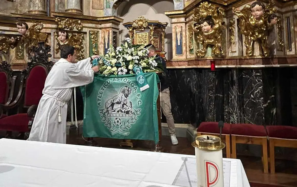 Tras visitar el Ayuntamiento, la plantilla continuó con los actos de celebración llevando a cabo una ofrenda a la Virgen de Santa Marta.