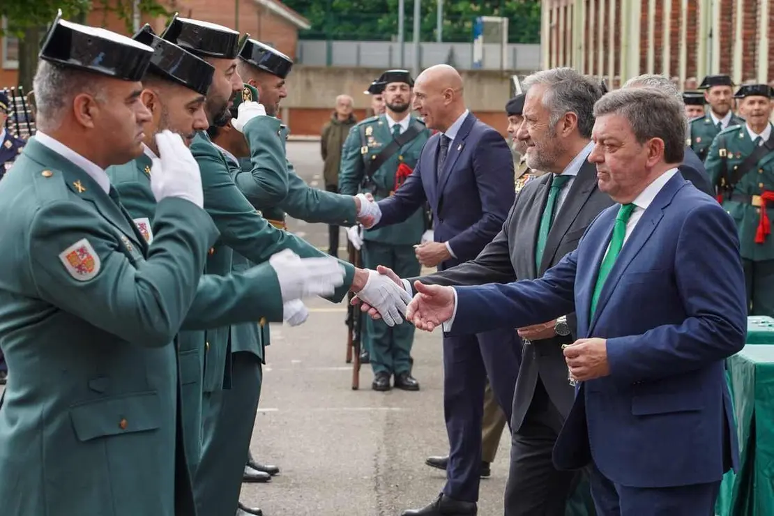 El general de Brigada José Antonio Fernández de Luz de las Heras y el delegado del Gobierno, Nicanor Sen Vélez, presiden el acto conmemorativo del 181 aniversario de la fundación de la Guardia Civil al que también asisten el presidente de las Cortes de Castilla y León, Carlos Pollán, el consejero de la Presidencia, Luis Miguel González Gago, y el alcalde de León, José Antonio Diez