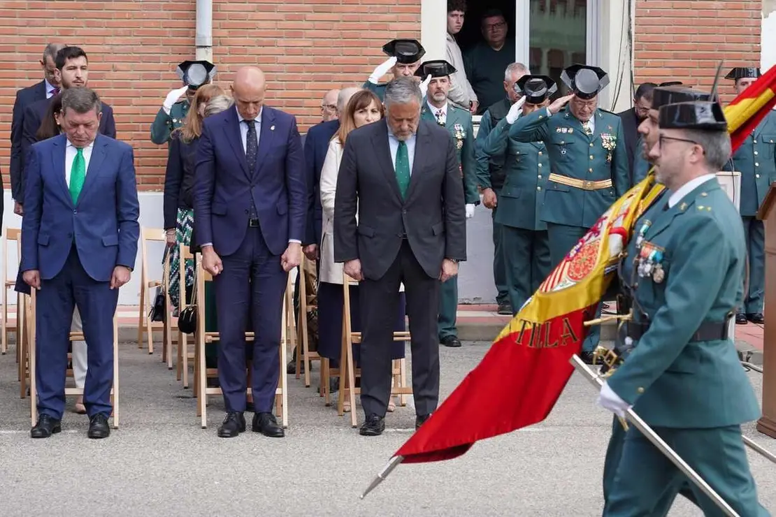 El general de Brigada José Antonio Fernández de Luz de las Heras y el delegado del Gobierno, Nicanor Sen Vélez, presiden el acto conmemorativo del 181 aniversario de la fundación de la Guardia Civil al que también asisten el presidente de las Cortes de Castilla y León, Carlos Pollán, el consejero de la Presidencia, Luis Miguel González Gago, y el alcalde de León, José Antonio Diez. Fotos: Campillo