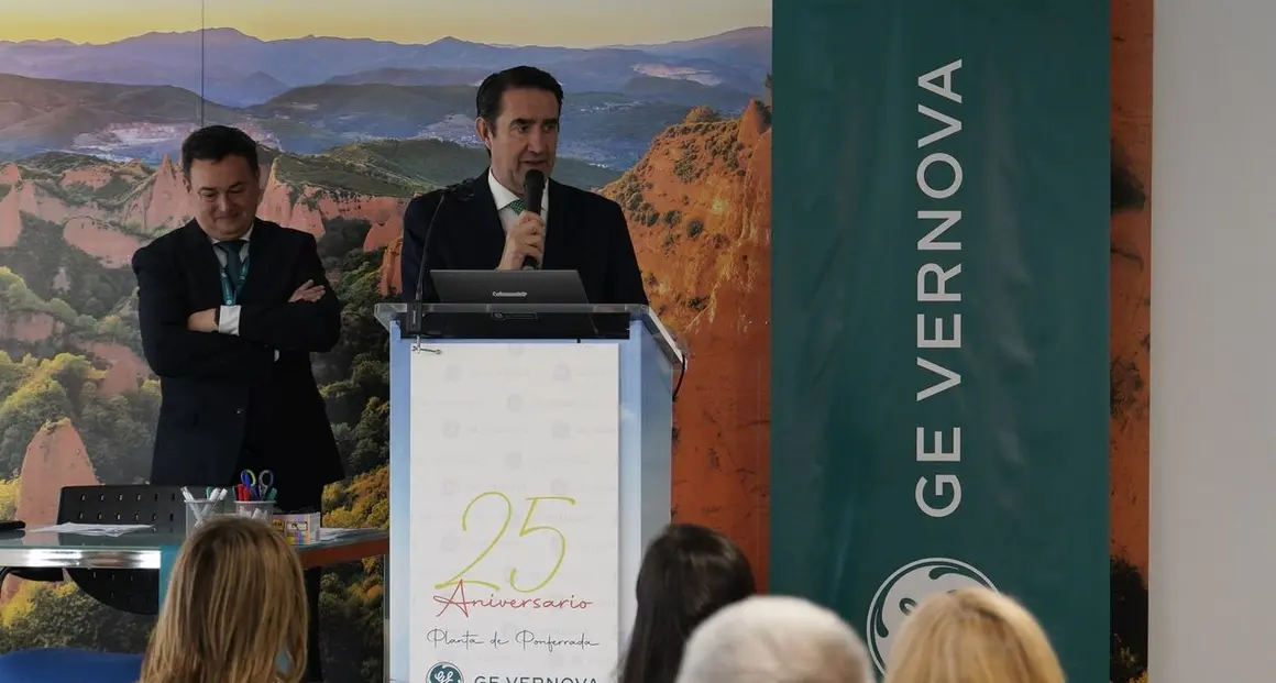 El consejero de Medio Ambiente, Vivienda y Ordenación del Territorio de la Junta de Castilla y León, Juan Carlos Suárez-Quiñones, durante el acto del 25 aniversario de la empresa GE Vernova de Ponferrada. Foto: César Sánchez.