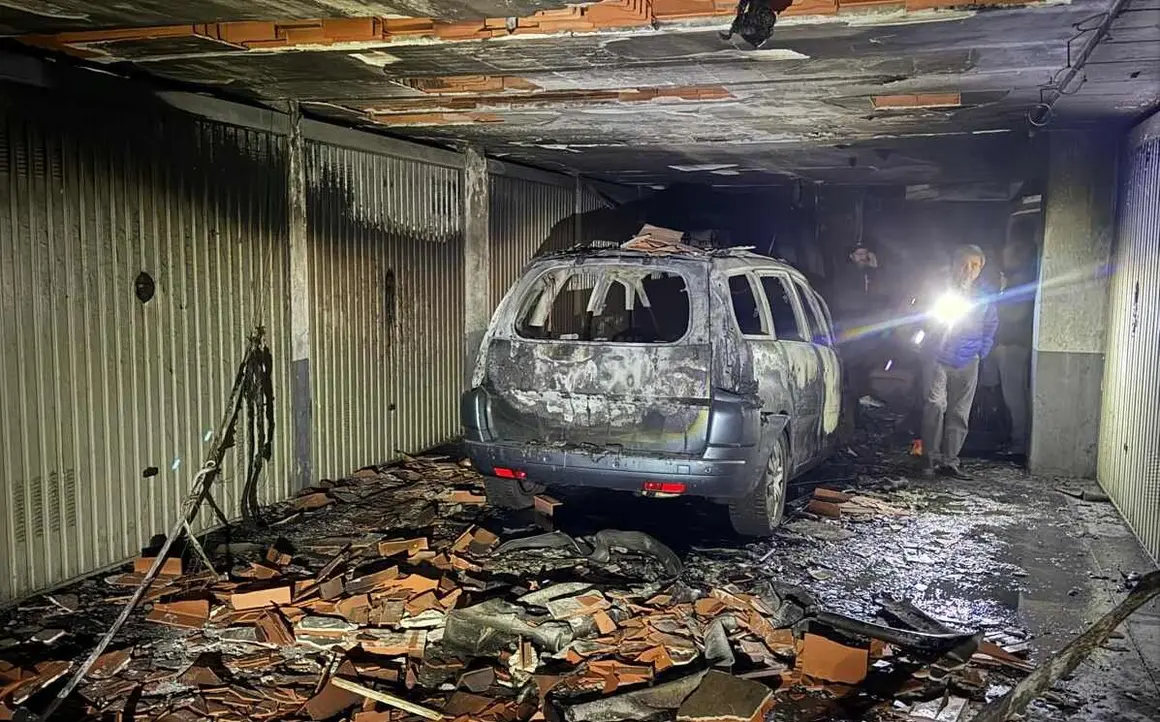 El incendio de un vehículo en una cochera de Nava deja 20 viviendas inhabitables y amenazó a todo el bloque con temperaturas de mil grados.