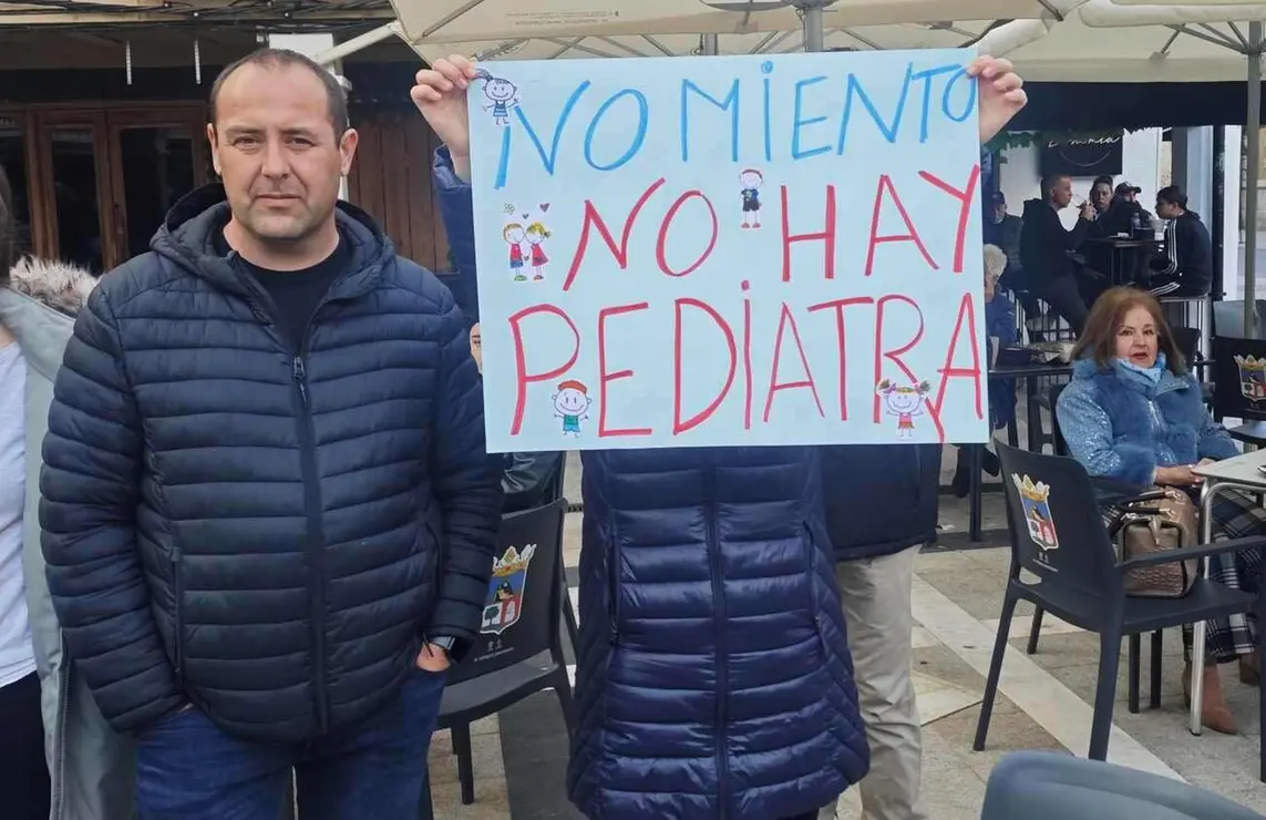 Centenares de familias claman en la Plaza Mayor por la cobertura urgente y estable de las plazas de pediatría. El movimiento ciudadano exige una solución real y acusa a las administraciones de “mentir y abandonar a sus vecinos”.