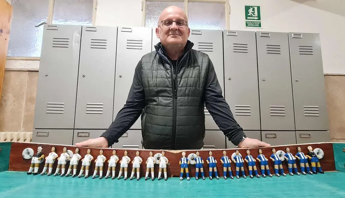 Eduardo Sánchez Compadre, doctor de la Universidad de León y licenciado en Antropología Física, recupera el viejo futbolín del Colegio Europa pero ahora con un aire provincial: la Cultural frente a la Ponferradina.