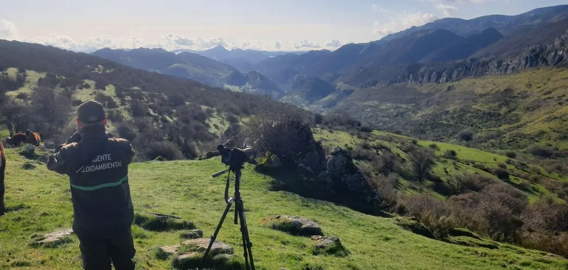 Agentes medioambientales interceptan varias motos circulando fuera de pista en el monte de La Robla.