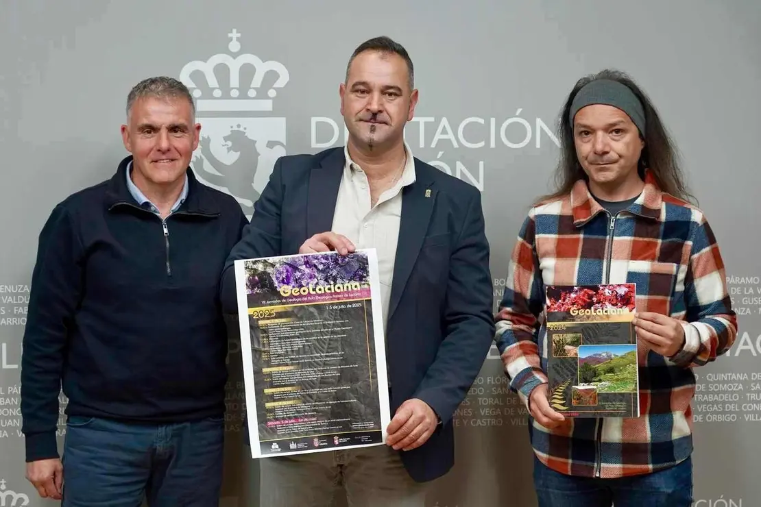 El diputado de Cultura, Arte y Patrimonio de la Diputación de León, Emilio Martínez, presenta las Jornadas Geolaciana acompañado del coordinador de las jornadas, Rodrigo Castaño de Luis, y el representante del Aula Geológica de Robles y miembro de la asociación Amigos de Sierra Pambley, Policarpo Fernández López