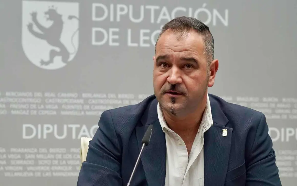 El diputado de Cultura, Arte y Patrimonio de la Diputación de León, Emilio Martínez, presenta las Jornadas Geolaciana acompañado del coordinador de las jornadas, Rodrigo Castaño de Luis, y el representante del Aula Geológica de Robles y miembro de la asociación Amigos de Sierra Pambley, Policarpo Fernández López