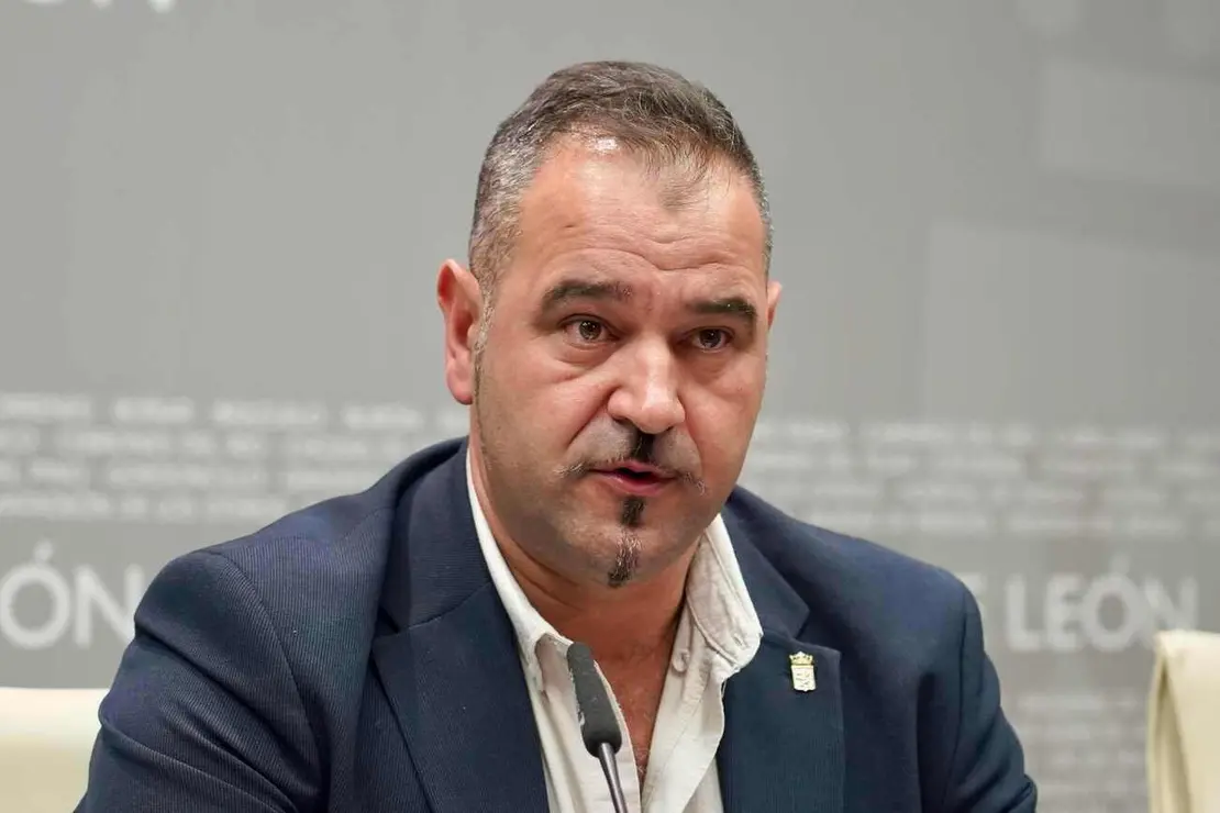 El diputado de Cultura, Arte y Patrimonio de la Diputación de León, Emilio Martínez, presenta las Jornadas Geolaciana acompañado del coordinador de las jornadas, Rodrigo Castaño de Luis, y el representante del Aula Geológica de Robles y miembro de la asociación Amigos de Sierra Pambley, Policarpo Fernández López