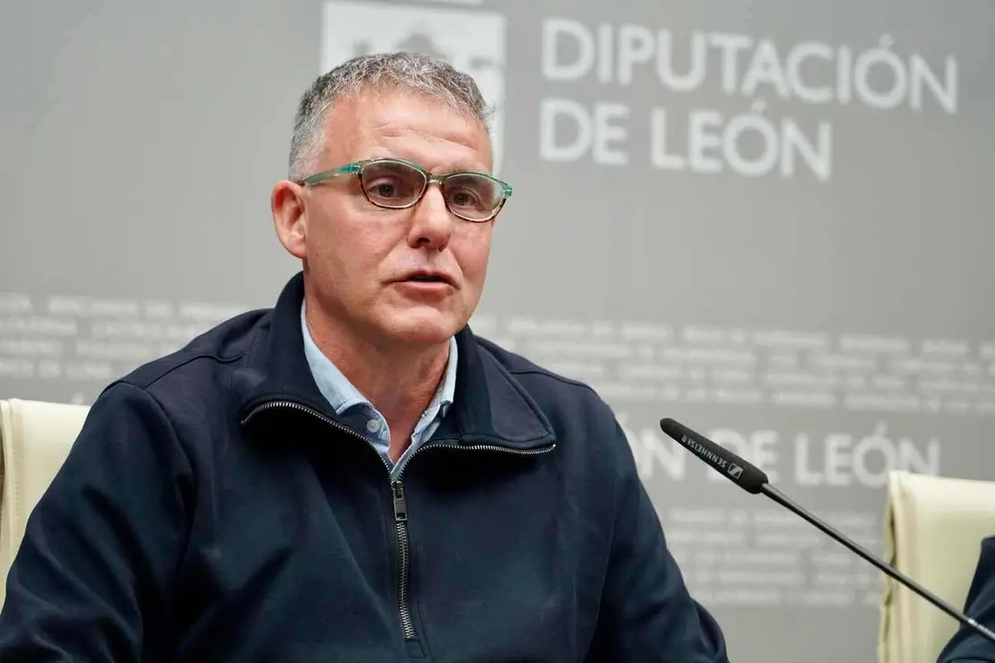 El diputado de Cultura, Arte y Patrimonio de la Diputación de León, Emilio Martínez, presenta las Jornadas Geolaciana acompañado del coordinador de las jornadas, Rodrigo Castaño de Luis, y el representante del Aula Geológica de Robles y miembro de la asociación Amigos de Sierra Pambley, Policarpo Fernández López
