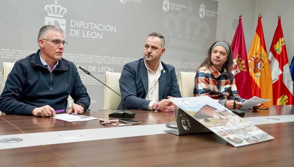 El diputado de Cultura, Arte y Patrimonio de la Diputación de León, Emilio Martínez, presenta las Jornadas Geolaciana acompañado del coordinador de las jornadas, Rodrigo Castaño de Luis, y el representante del Aula Geológica de Robles y miembro de la asociación Amigos de Sierra Pambley, Policarpo Fernández López