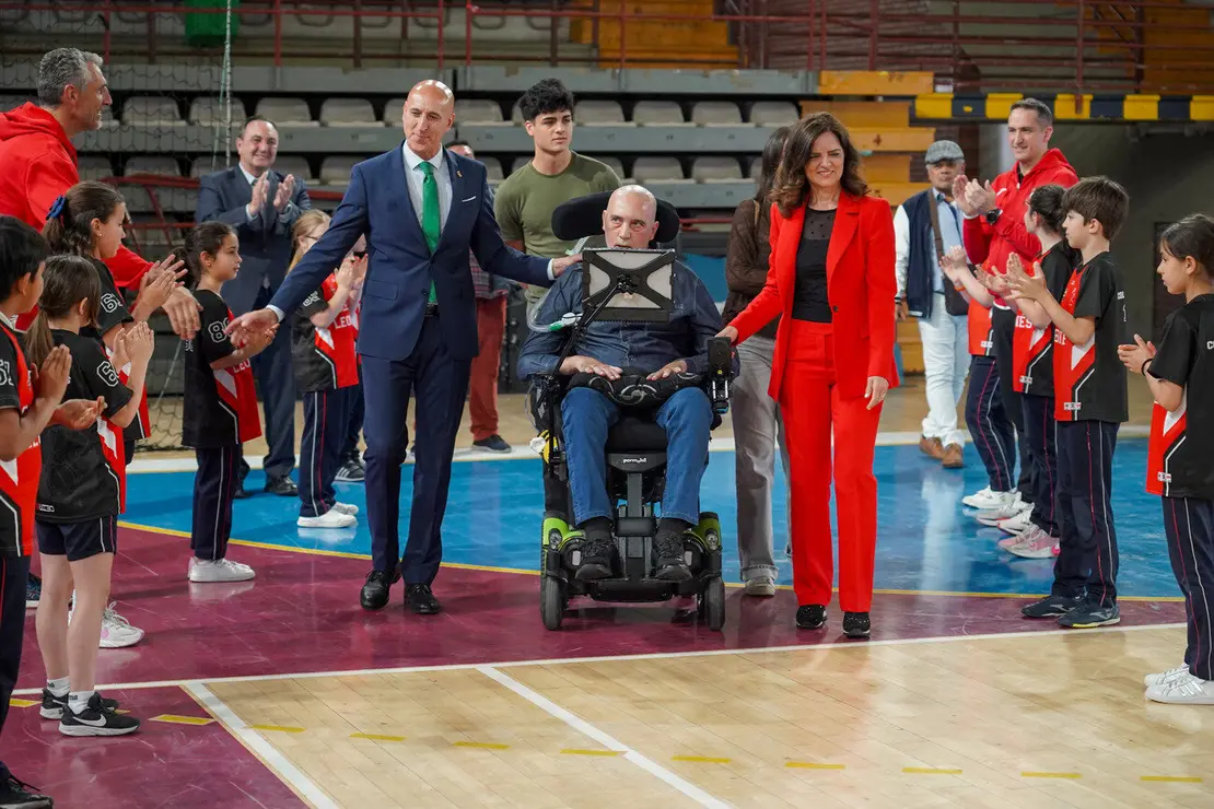 El alcalde de León, José Antonio Diez, preside el acto de descubrimiento de la placa del Palacio Municipal de Deportes Urbano González Escapa