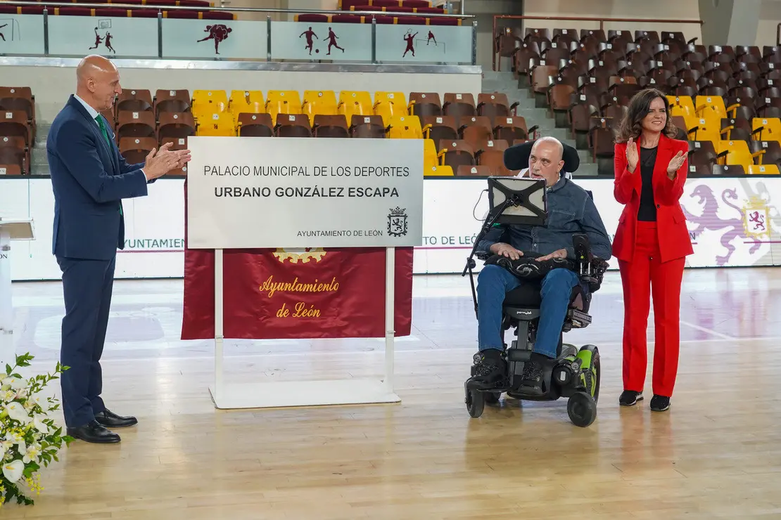 El alcalde de León, José Antonio Diez, preside el acto de descubrimiento de la placa del Palacio Municipal de Deportes Urbano González Escapa