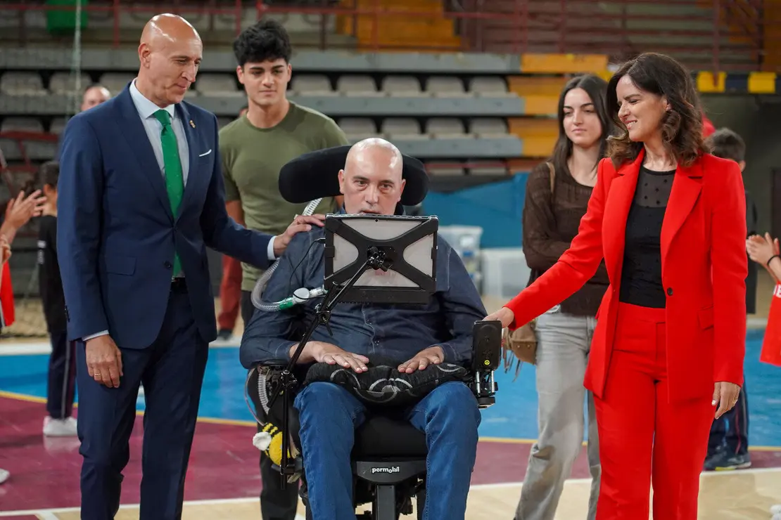El alcalde de León, José Antonio Diez, preside el acto de descubrimiento de la placa del Palacio Municipal de Deportes Urbano González Escapa