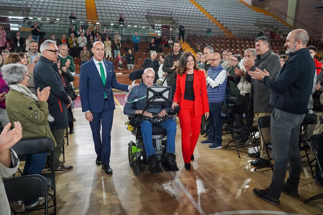El alcalde de León, José Antonio Diez, preside el acto de descubrimiento de la placa del Palacio Municipal de Deportes Urbano González Escapa