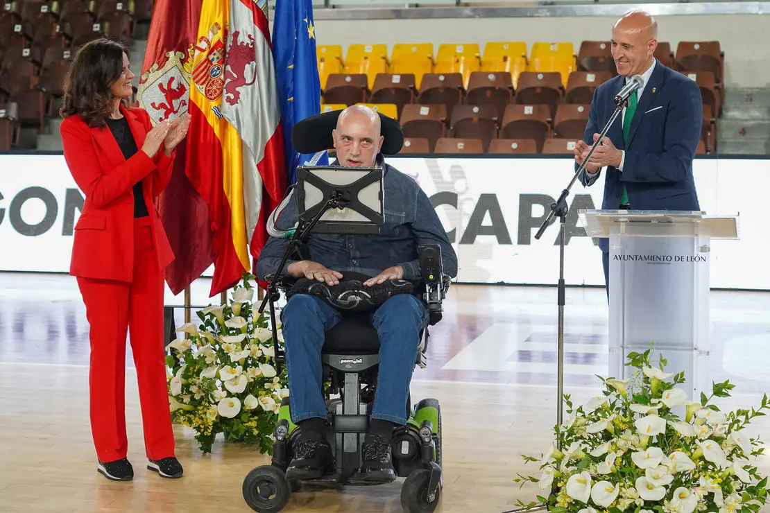 El alcalde de León, José Antonio Diez, preside el acto de descubrimiento de la placa del Palacio Municipal de Deportes Urbano González Escapa