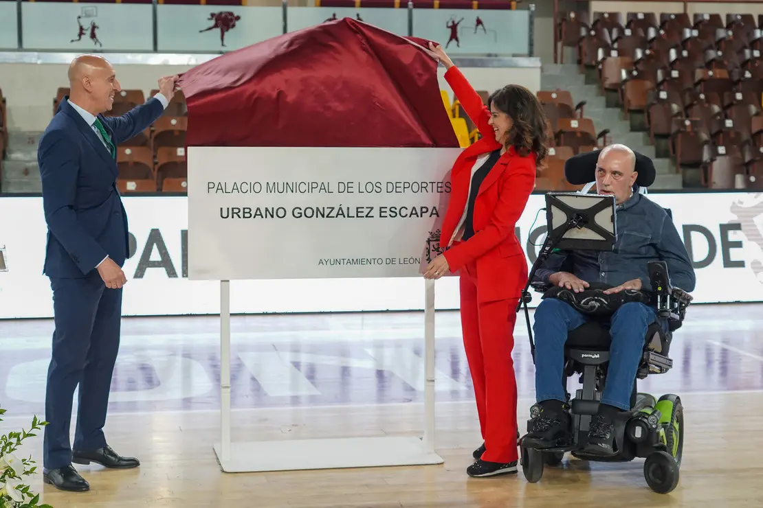 El alcalde de León, José Antonio Diez, preside el acto de descubrimiento de la placa del Palacio Municipal de Deportes Urbano González Escapa. Foto: Campillo.