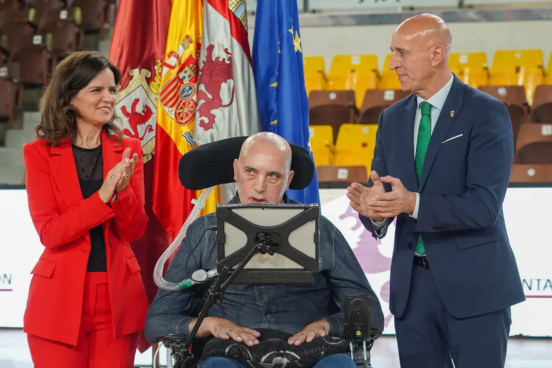 El alcalde de León, José Antonio Diez, preside el acto de descubrimiento de la placa del Palacio Municipal de Deportes Urbano González Escapa