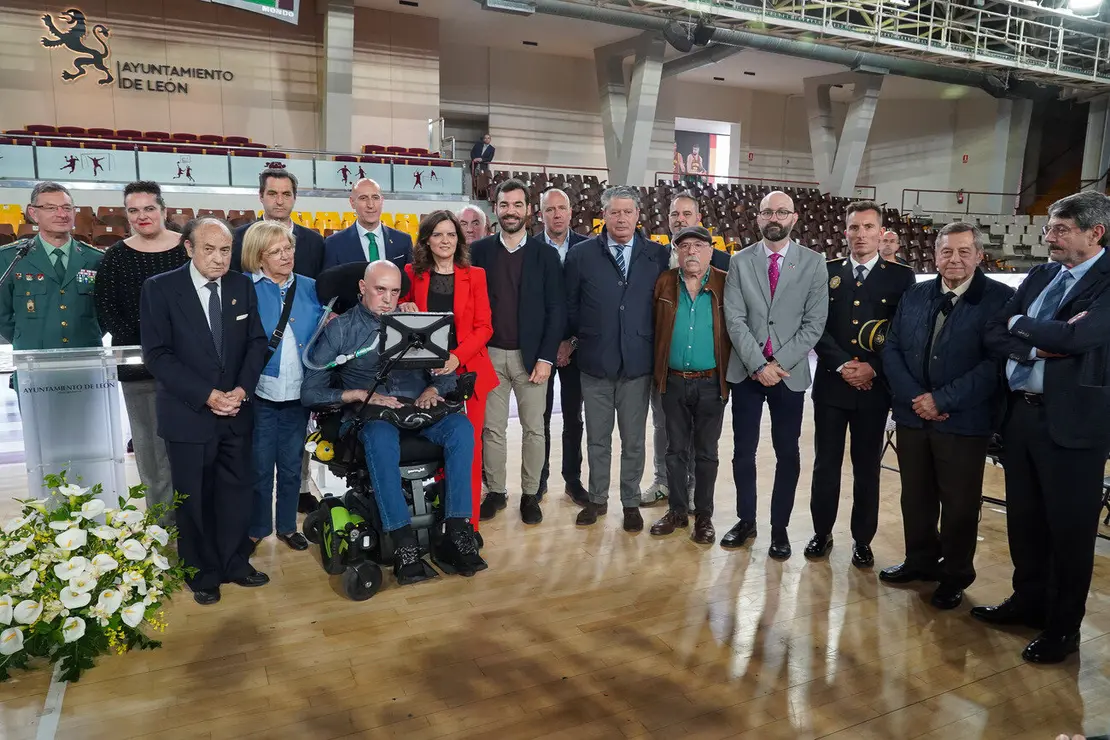 El alcalde de León, José Antonio Diez, preside el acto de descubrimiento de la placa del Palacio Municipal de Deportes Urbano González Escapa