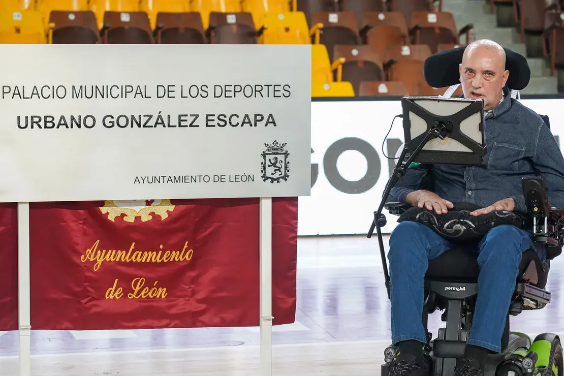 Acto de descubrimiento de la placa del Palacio Municipal de Deportes Urbano González Escapa