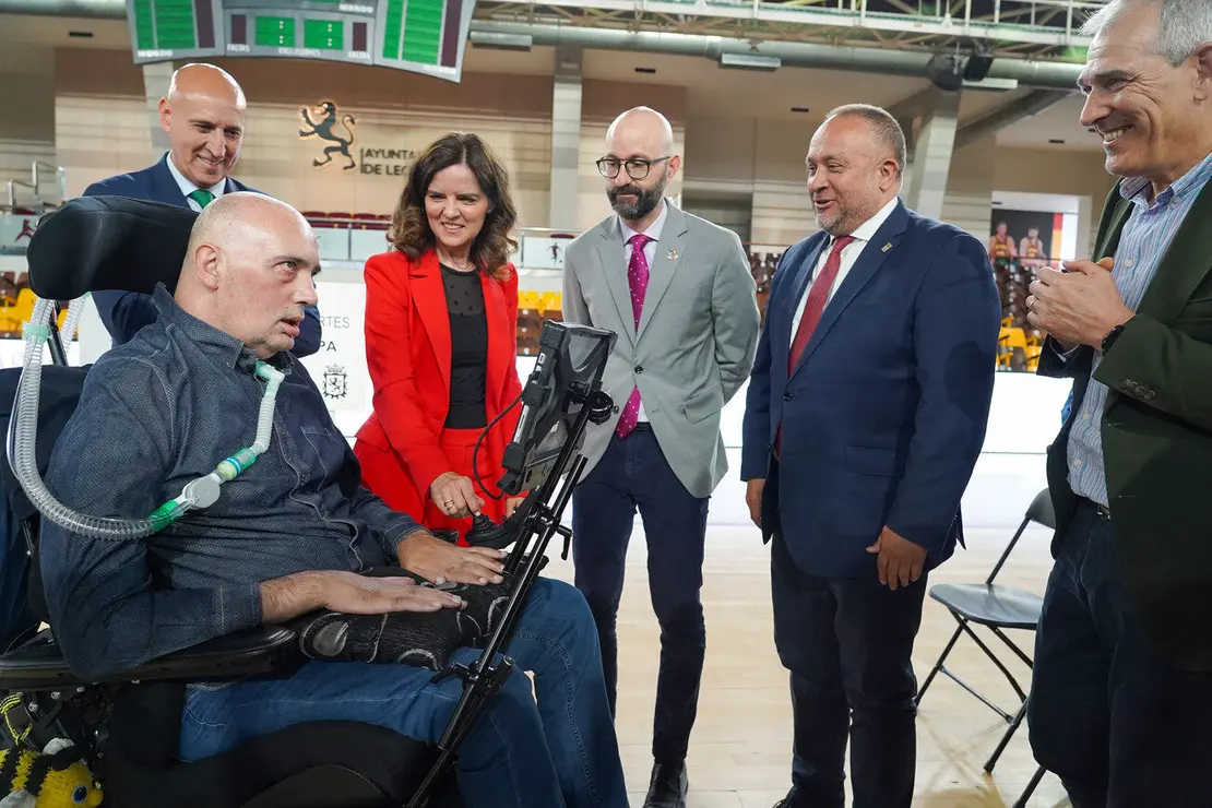 El alcalde de León, José Antonio Diez, preside el acto de descubrimiento de la placa del Palacio Municipal de Deportes Urbano González Escapa. En la imagen, la esposa de Urbano, Ana Carlota Amigo; el subdelegado del Gobierno, Hector Aláiz; el presidente de la Diputación, Gerardo Álvarez Courel y el concejal de Deportes, Vicente Canuria