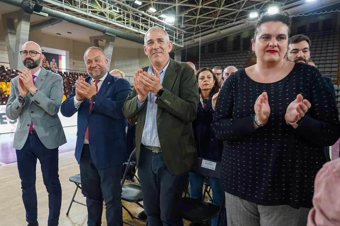 Acto de descubrimiento de la placa del Palacio Municipal de Deportes Urbano González Escapa. En la imagen (IaD) el subdelegado del Gobierno, Hector Aláiz; el presidente de ña Diputación, Gerardo Álvarez Courel; el concejal de Deportes, Vicente Canuria y la concejala de Bienestar Social, Vera López