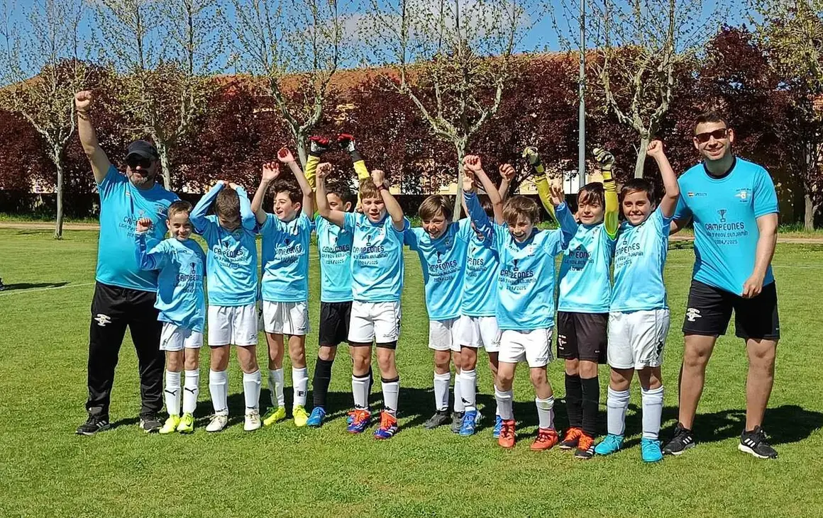 Los equipos infantil, alevín y benjamín logran el campeonato y el ascenso; además, el Aero Club acogerá este verano el campus oficial del Atlético de Madrid