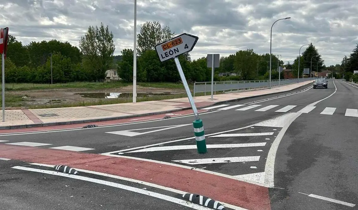 La solución a las rotura del carril bici en un vial de 3,7 millones es "fumigar la hierba" y "aplastar las zonas sobreelevadas".