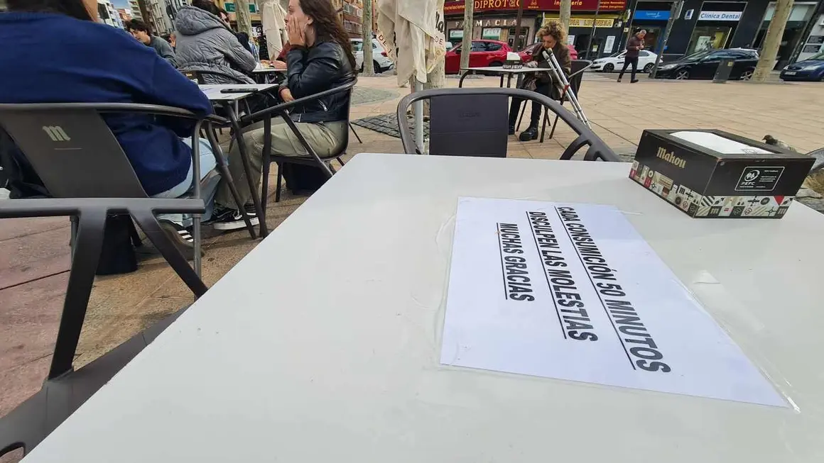 Algunos establecimientos de hostelería de la Plaza de la Pícara Justina, en pleno corazón de León, ponen límite de tiempo a las consumiciones en terraza: 50 minutos, como máximo.