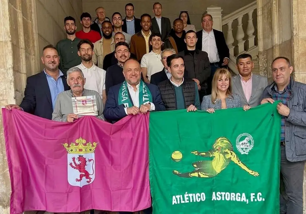 El club maragato celebra su ascenso a Segunda Federación con un recorrido institucional que le lleva a Diputación de León y Delegación de la Junta de Castilla y León. Fotos: Diputación de León | Carlos García