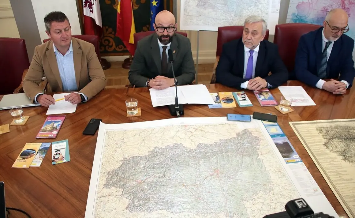 El subdelegado del Gobierno, Héctor Alaiz Moretón, el director regional del Instituto Geográfico Nacional en Castilla y León, Olegario Vaquero, y el jefe de sección, Jorge Vicente, dan a conocer el nuevo mapa de la provincia de León y la reedición del histórico