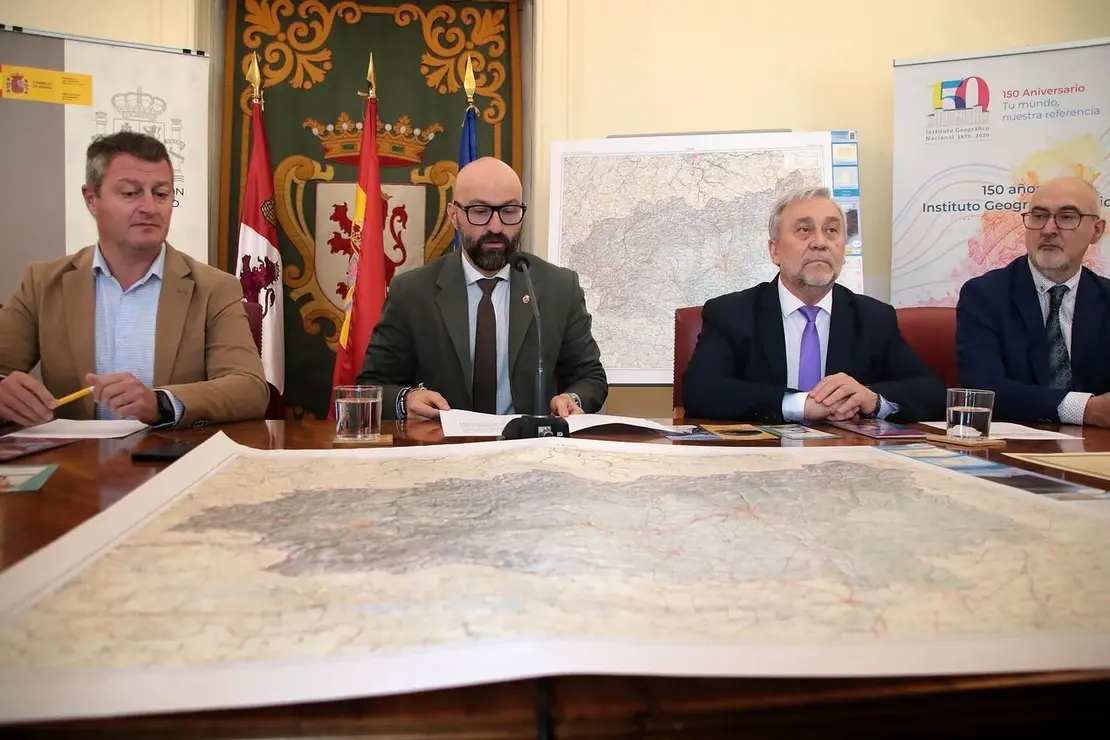 El subdelegado del Gobierno, Héctor Alaiz Moretón, el director regional del Instituto Geográfico Nacional en Castilla y León, Olegario Vaquero, y el jefe de sección, Jorge Vicente, dan a conocer el nuevo mapa de la provincia de León y la reedición del histórico