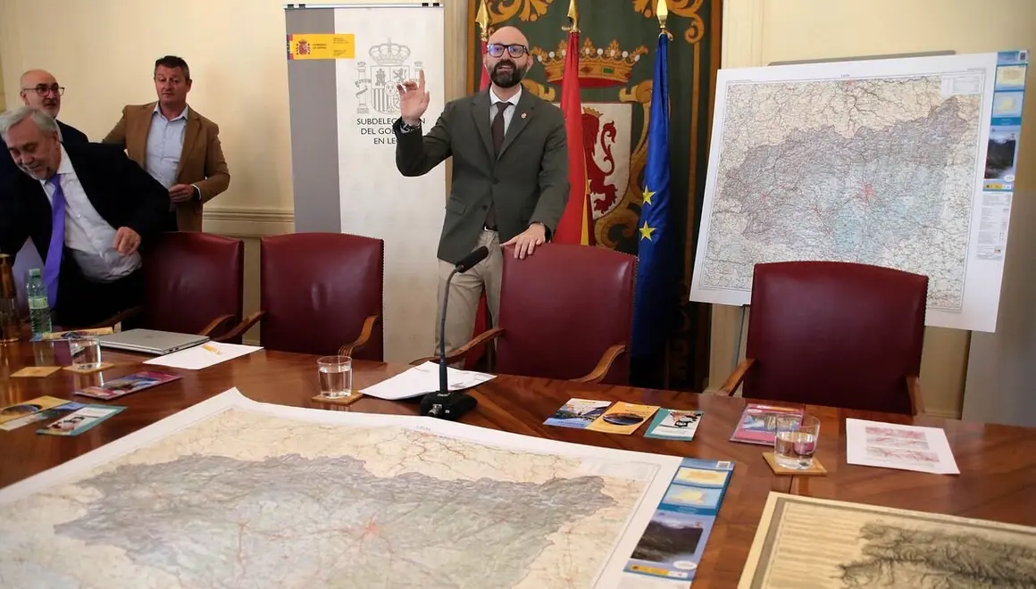 El subdelegado del Gobierno, Héctor Alaiz Moretón, el director regional del Instituto Geográfico Nacional en Castilla y León, Olegario Vaquero, y el jefe de sección, Jorge Vicente, dan a conocer el nuevo mapa de la provincia de León y la reedición del histórico