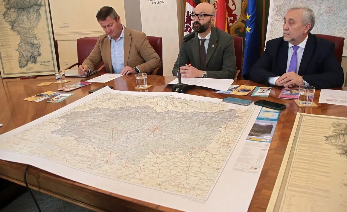 El subdelegado del Gobierno, Héctor Alaiz Moretón, el director regional del Instituto Geográfico Nacional en Castilla y León, Olegario Vaquero, y el jefe de sección, Jorge Vicente, dan a conocer el nuevo mapa de la provincia de León y la reedición del histórico