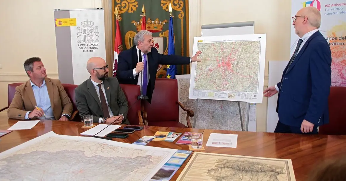 El subdelegado del Gobierno, Héctor Alaiz Moretón, el director regional del Instituto Geográfico Nacional en Castilla y León, Olegario Vaquero, y el jefe de sección, Jorge Vicente, dan a conocer el nuevo mapa de la provincia de León y la reedición del histórico. Foto: Peio García.