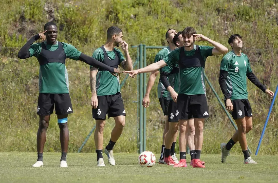 Con el equipo al completo, buenas sensaciones y la grada entregada, los blanquiazules quieren ganar a su máximo rival, recuperar el golaveraje y asaltar el liderato. Fotos: SD Ponferradina