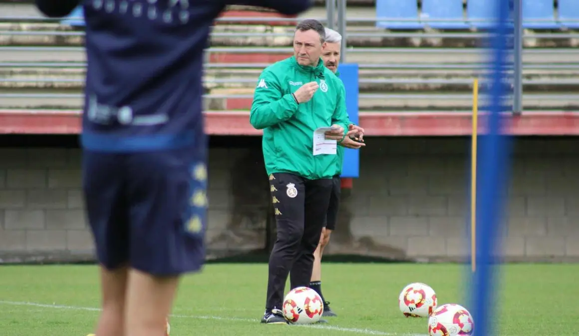 Raúl Llona, durante el entrenamiento de este jueves. Foto: CyDLeonesa