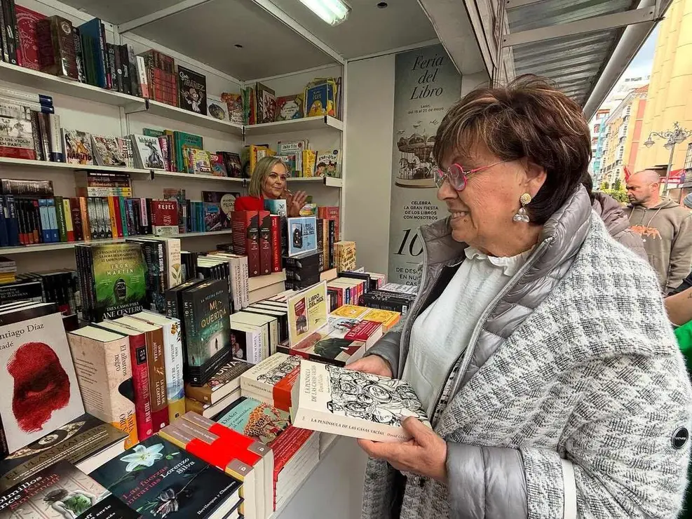 La concejala de Acción y Promoción Cultural, Elena Aguado, en la Feria del Libro de León.