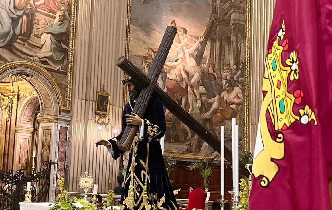 La Basílica de Sant'Andrea della Valle acoge desde última hora de este jueves a la imagen titular leonesa, que se verá ampliamente arropada en su estancia en la capital italiana.