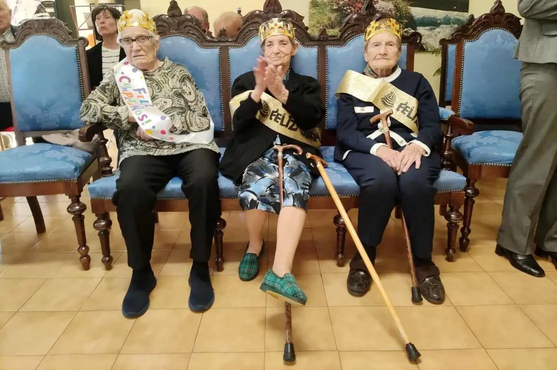 Las residentes Clara Fernández y Auxilia Llorente han alcanzado los 100 años, mientras que Donina Cabezas ha celebrado sus 101 primaveras.
